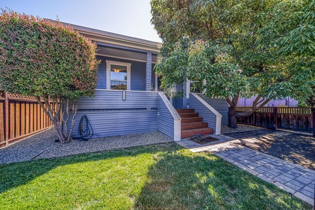 Building Photo - 734 Cassia St