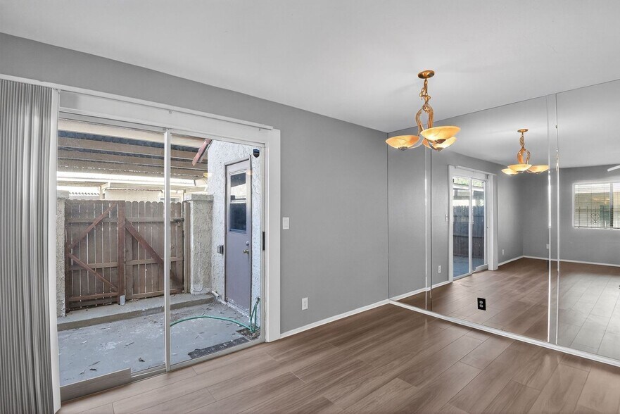 Building Photo - 1228 E Lawrence Ln