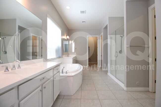 Building Photo - 4247 E Comstock Dr