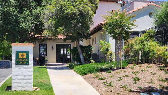 Building Photo - Gorgeous home on the Golf Course in a gated community.