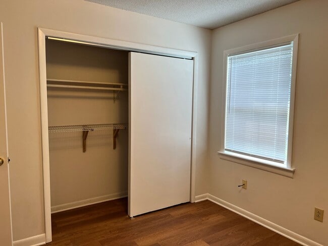 Building Photo - 2 Bedroom 2 Bath Townhome with fenced backyard!