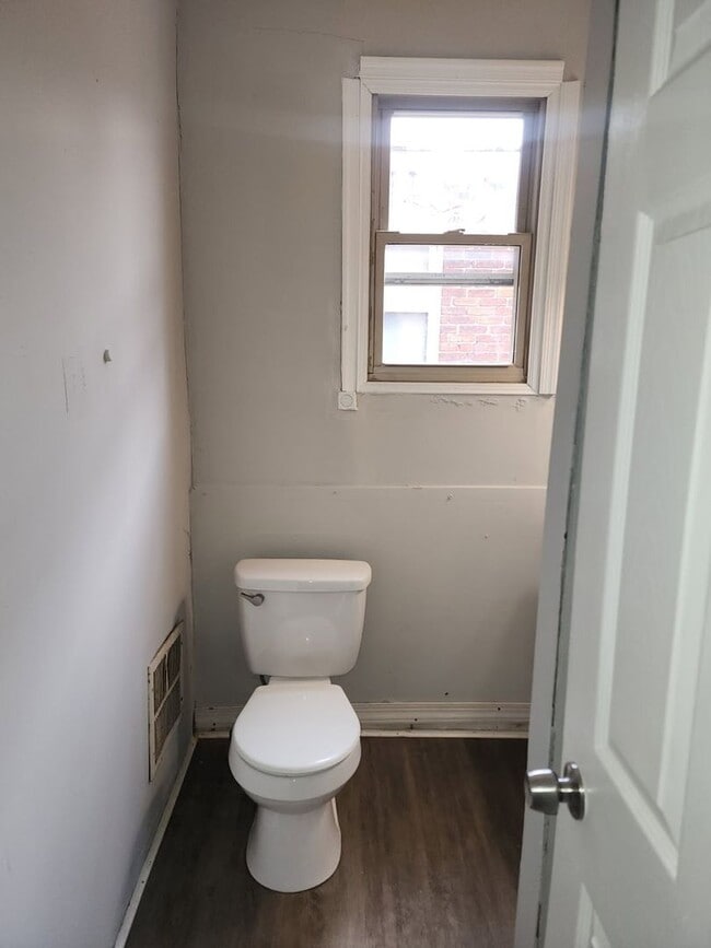 Building Photo - 5 Bedroom home available now in York!