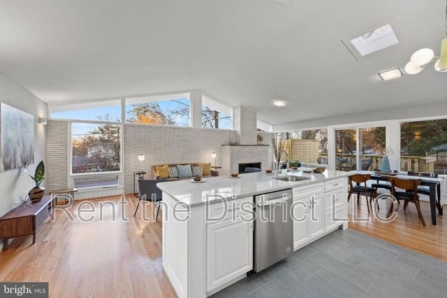 Building Photo - 4234 South Dakota Ave NE