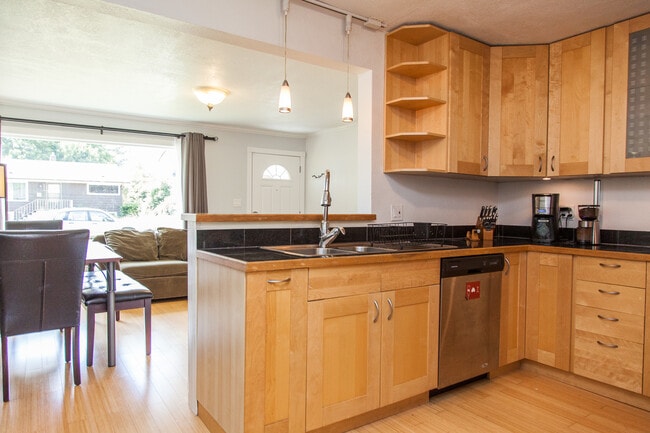 Building Photo - Available 10/11 – West Seattle Gem with Pr...