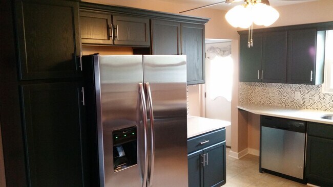 Building Photo - Modern 2 Bed/1 Bath row house with off-str...