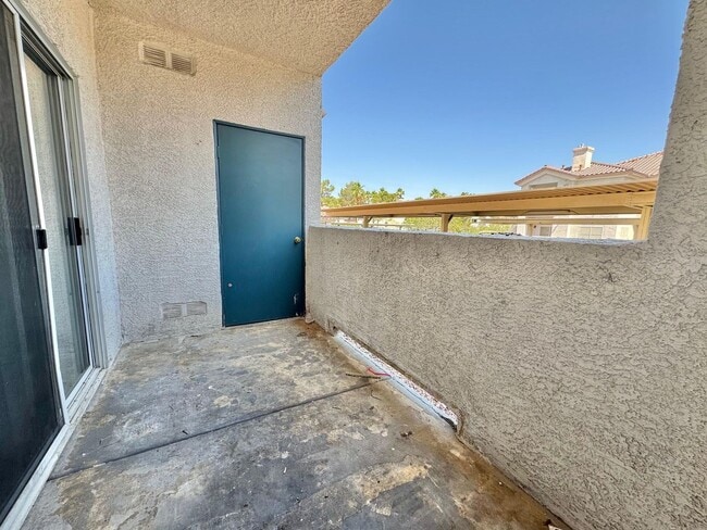 Building Photo - **BEAUTIFUL 3 BEDROOM, 2 BATHROOM DOWNSTAI...