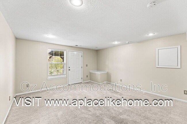 Building Photo - 2216 SW Rambling Vine Rd