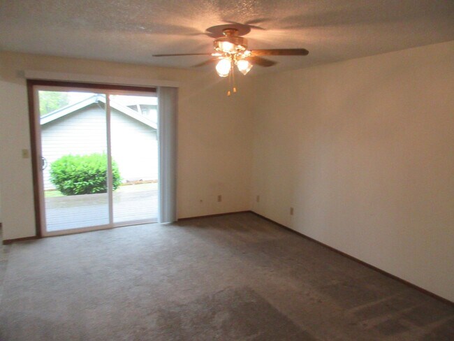 Building Photo - One Bedroom Apartment Close to Downtown