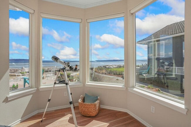 Building Photo - Spectacular Water Front Home With a Short Term  Lease to Start!