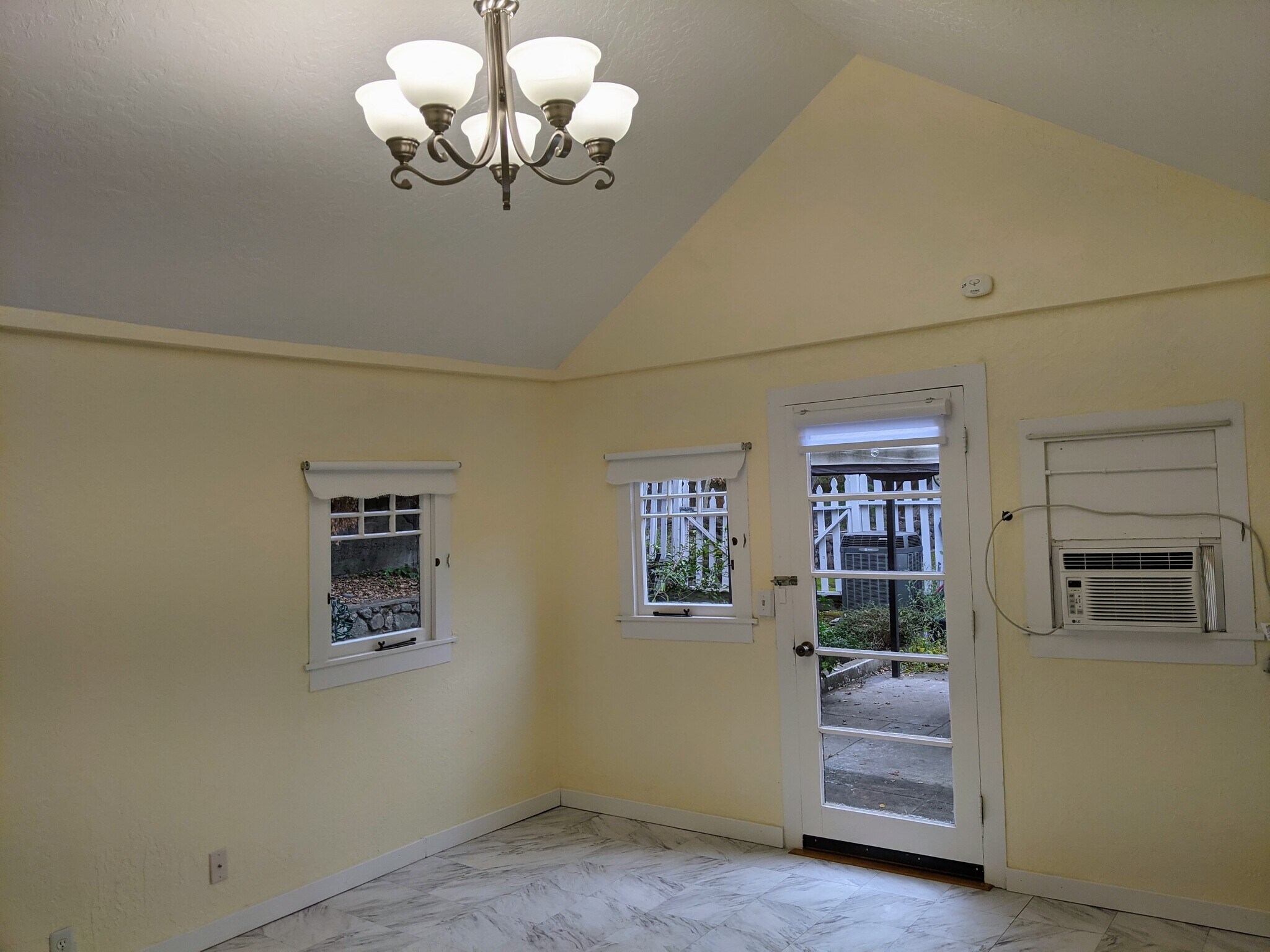 Building Photo - 16403 Kennedy Rd