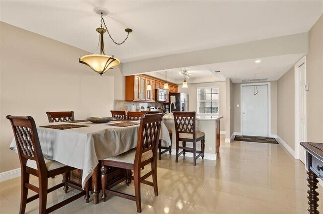 Building Photo - 605 Oaks Dr