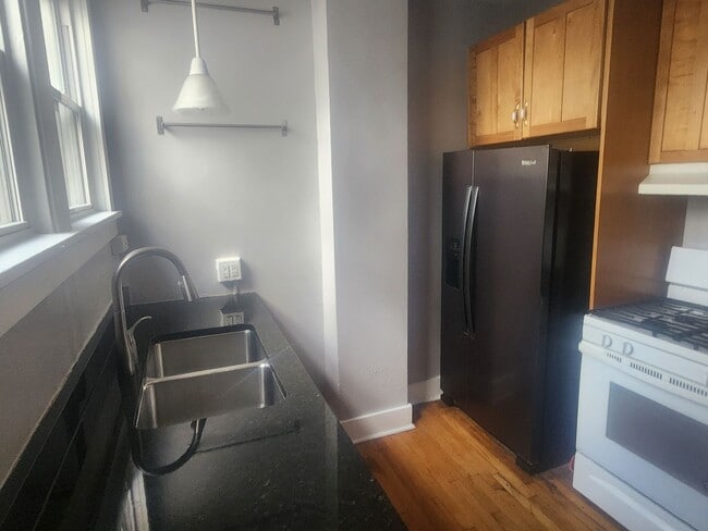 Building Photo - 2 Bedroom 1 bath updated Row Home