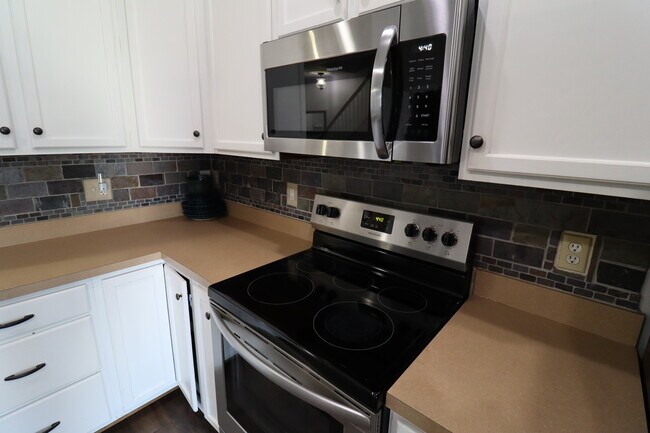 Building Photo - 8805 Hillside Way