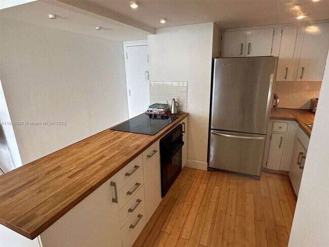 Building Photo - 1440 Brickell Bay Dr