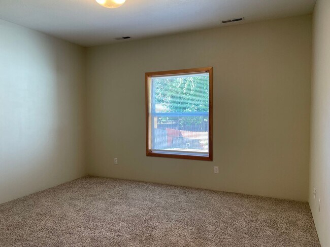 Building Photo - 830 Isherwood Dr