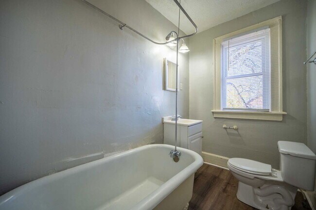 Building Photo - 1451 N 6th St