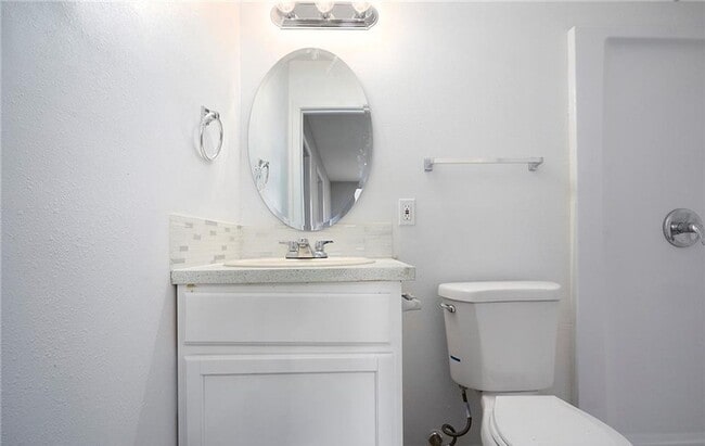 Building Photo - AVAILABLE NOW! LOVELY Remodeled 2 Bedroom ...