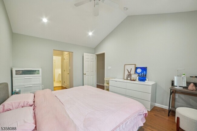 Building Photo - 46 Mayflower Dr