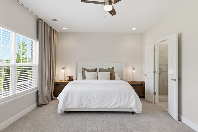 Building Photo - Luxury Executive Living in Sought-After Franklin Community