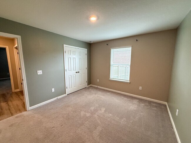 Building Photo - Beautiful 3 bedroom 2 bath brick craftsman home available for rent! POWER INCLUDED!