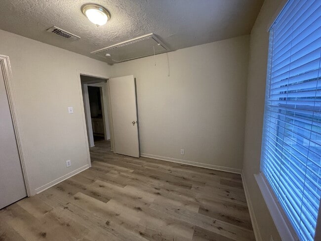 Building Photo - This charming house on a .25 acre lot close to Downtown/Historic Montgomery is a single story 3 b...