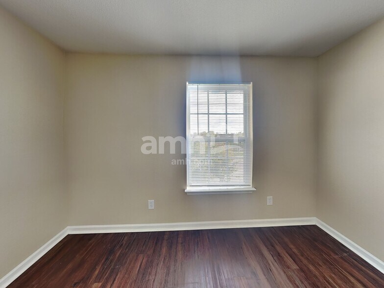 Building Photo - 1622 Carriage Cir