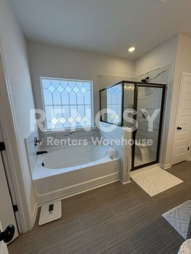 Building Photo - The fully furnished 3 Bedroom 3 bath home is just what you need!