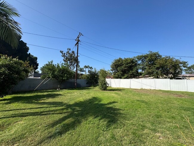 Building Photo - Beautiful 4Bd/2Ba Home w/Pool, Fully Fenced Large Backyard in Corona!