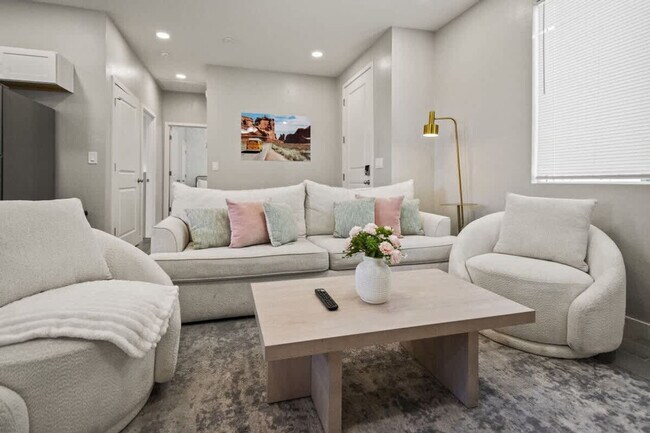 Building Photo - 6606 W Paradise Ln