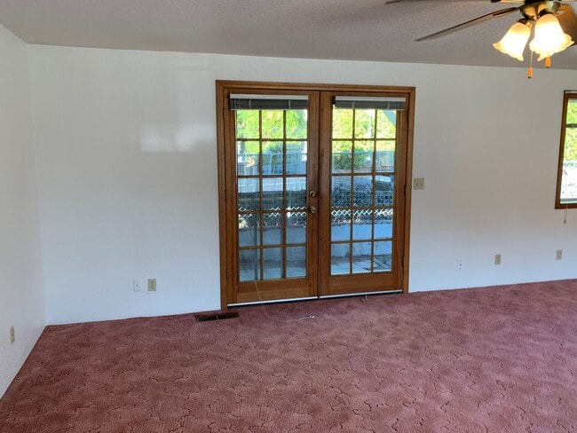 Building Photo - Large 2 Bedroom Hucrest Home! 1 Year Lease Required