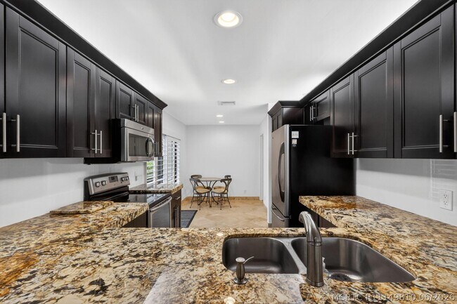 Building Photo - 804 Foxpointe Cir