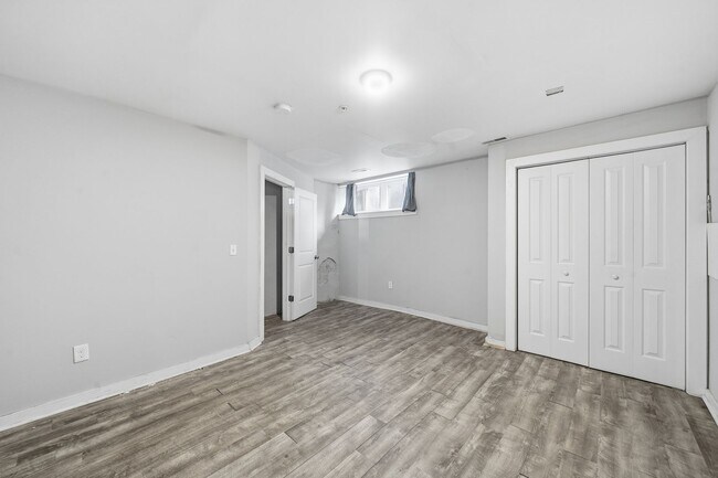 Building Photo - 1942