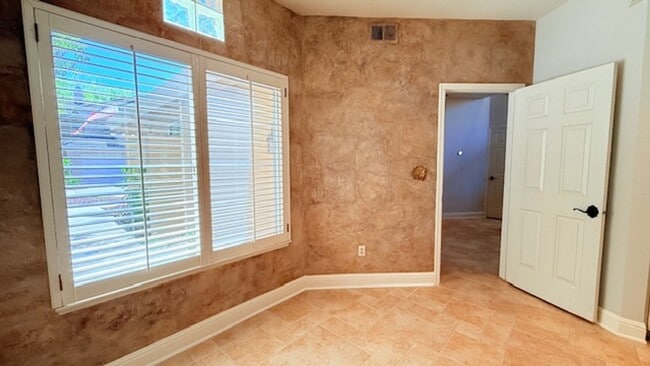 Building Photo - Gorgeous Two (2) Suites--- Executive Style 2BD/2.5BA + Loft, Two-Story TH at The Lake at Canyon L...