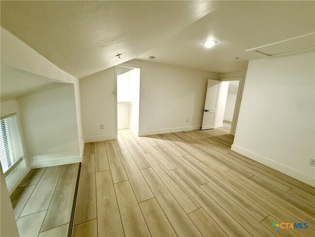 Building Photo - 2204 W San Antonio St