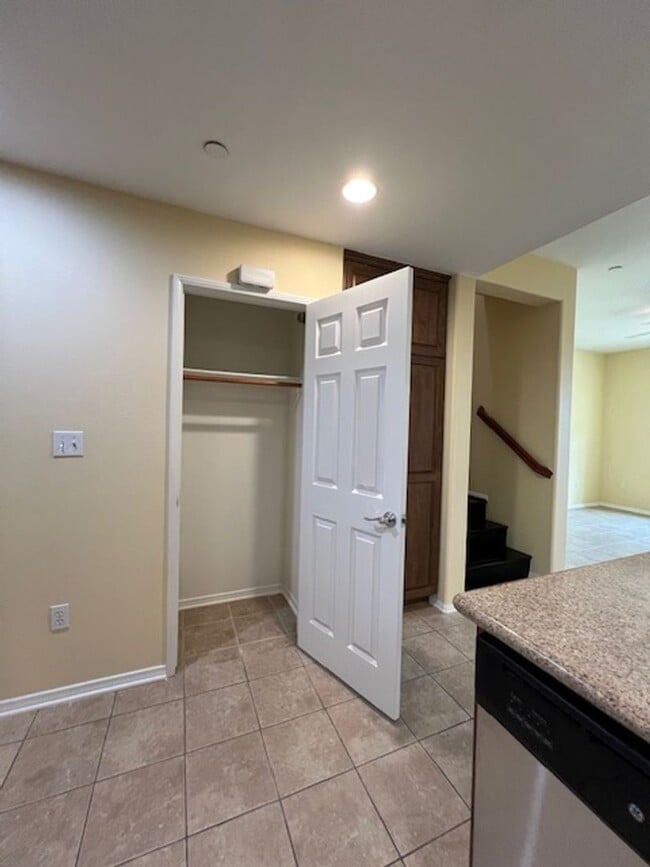 Building Photo - Beautiful 2 Bedroom, 2 1/2 Bathroom Porter Ranch Townhome! Ready for Move In!