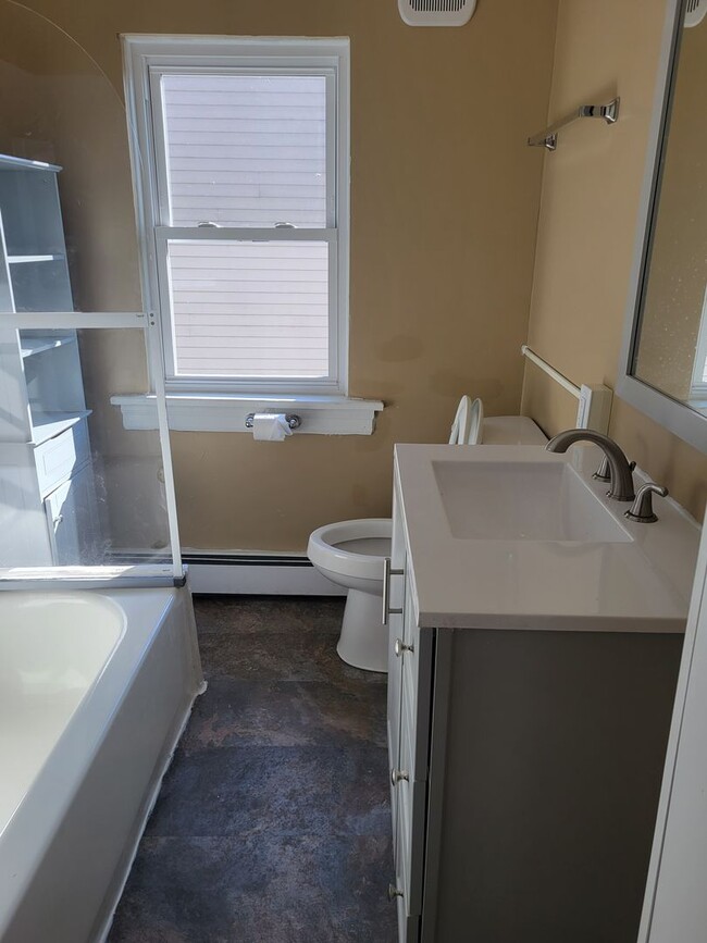 Building Photo - Newly Remodeled 3BD 1Bath Home-Pet approved