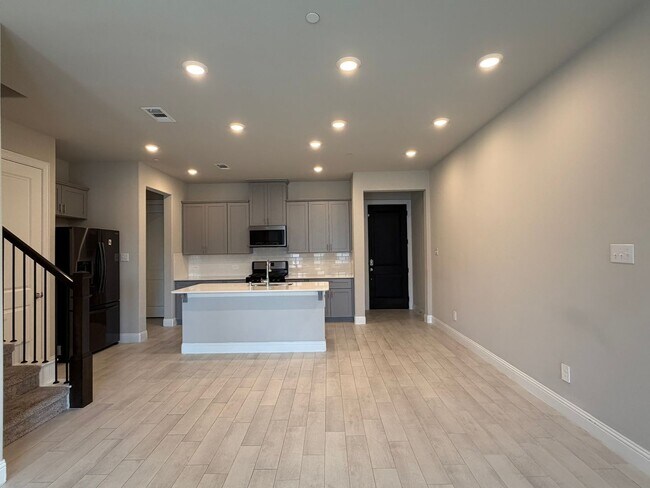 Building Photo - 624 Hutchinson Ln