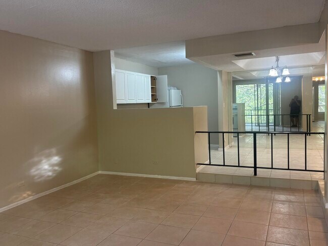 Building Photo - 3720 Inverrary Dr