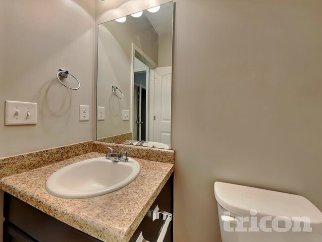 Building Photo - 452 Shady Glen