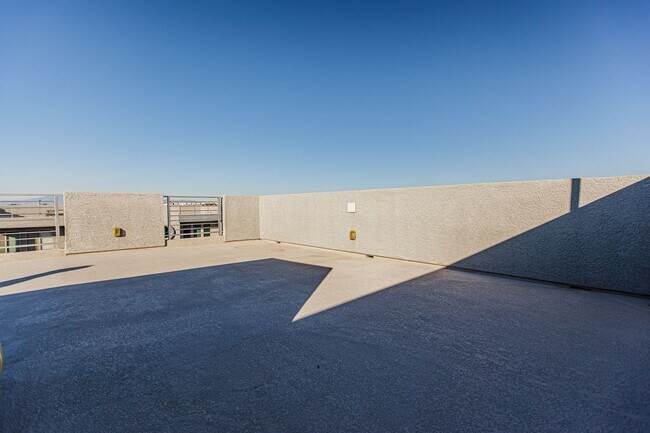 Building Photo - Rooftop Balcony
