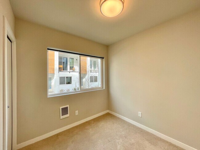 Building Photo - Great Townhome for rent