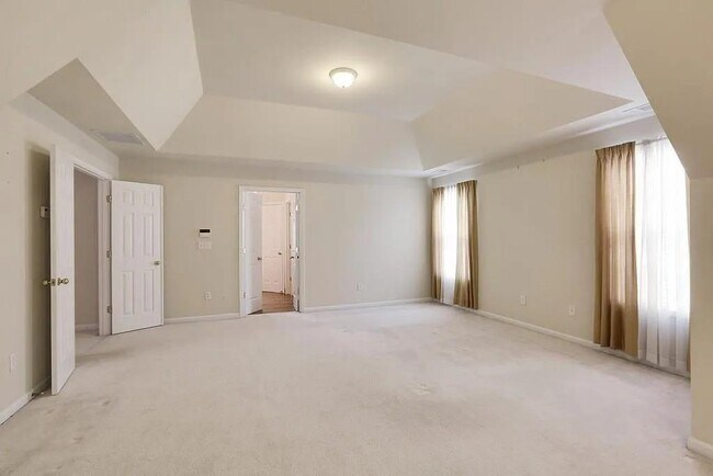Building Photo - 1504 Longmont Dr