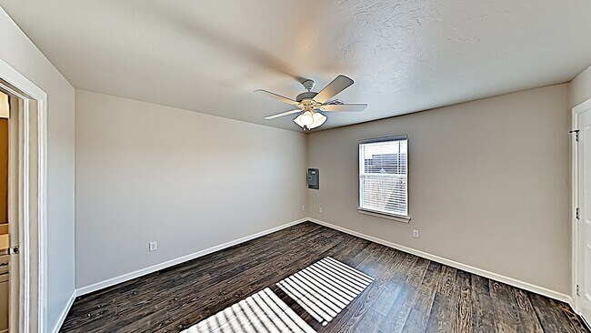 Building Photo - 3 Bedroom 2 Bath Duplex Near Tinker AFB!
