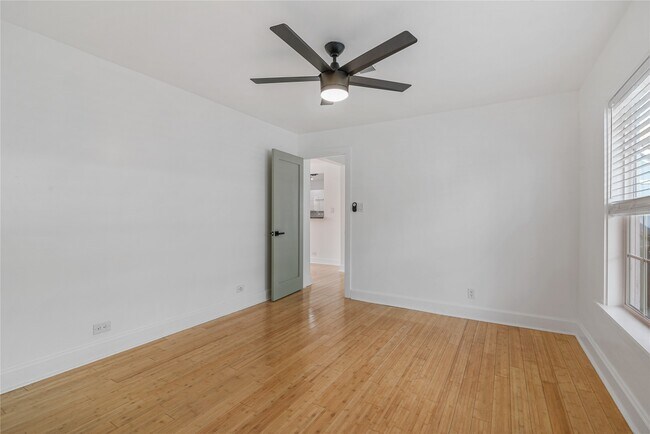 Building Photo - 320 Coronado St