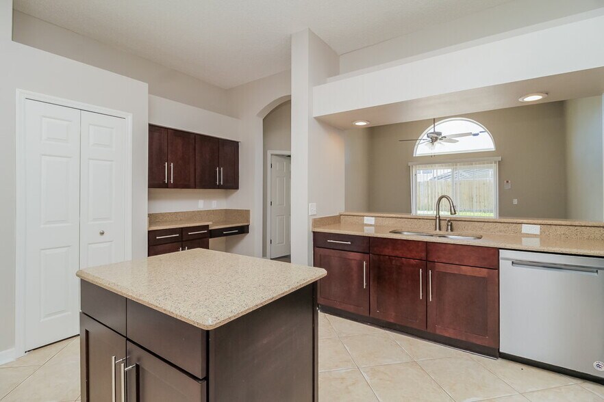Building Photo - 131 Brushcreek Dr