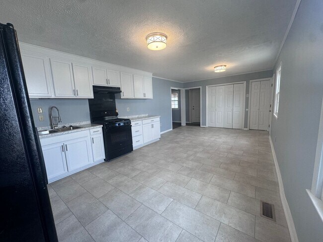Building Photo - 908 Rochester Dr