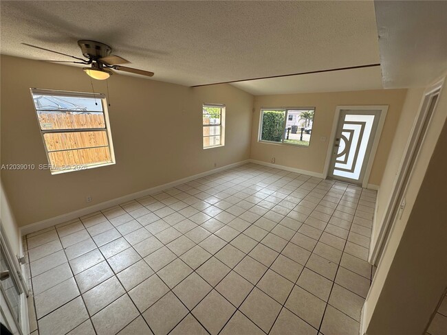 Building Photo - 4410 SW 39th St