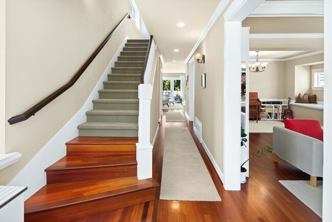 Building Photo - Gorgeous Big Ravenna Home in Seattle