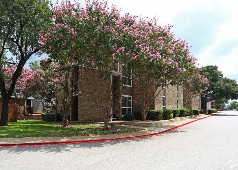 The Residence on Lamar 1224 E Lamar Blvd Arlington TX 76011