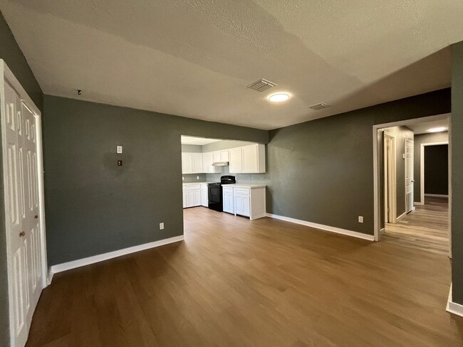 Building Photo - 3 BEDROOM 2 BATH WITH BACK APARTMENT